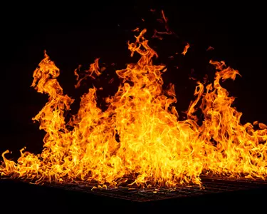 Flammen eines Feuers auf schwarzem Hintergrund