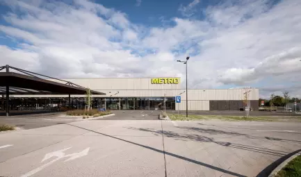 Metro St. Pölten mit Parkplatz davor