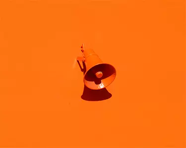 Orangener Hintergrund mit einem Orangenen Lautsprecher