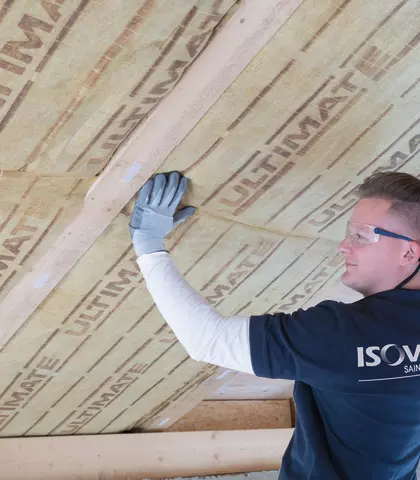 Mann, der Holzbau/Dachausbau mit ULTIMATE von ISOVER umsetzt