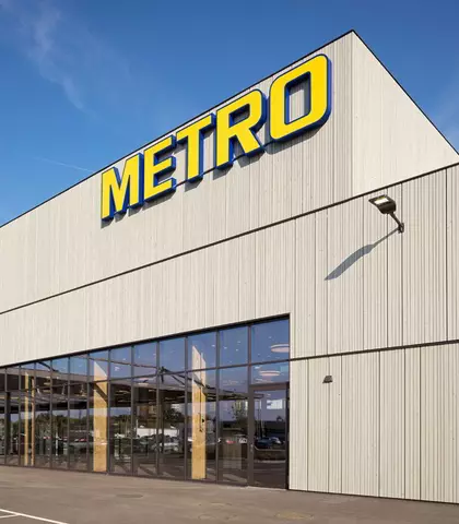 Metro St. Pölten mit Parkplatz davor