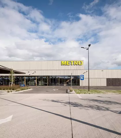 Metro St. Pölten mit Parkplatz davor