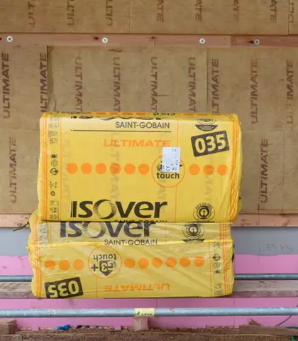 ULTIMATE bereits in der Fassade verlegt und noch gelb, verpackte ULTIMATE Rollen und Pakete