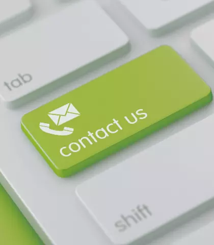 Grüner Hintergrund, davor eine weiße Maus mit einer grün eingefärbtem Contact Us Taste